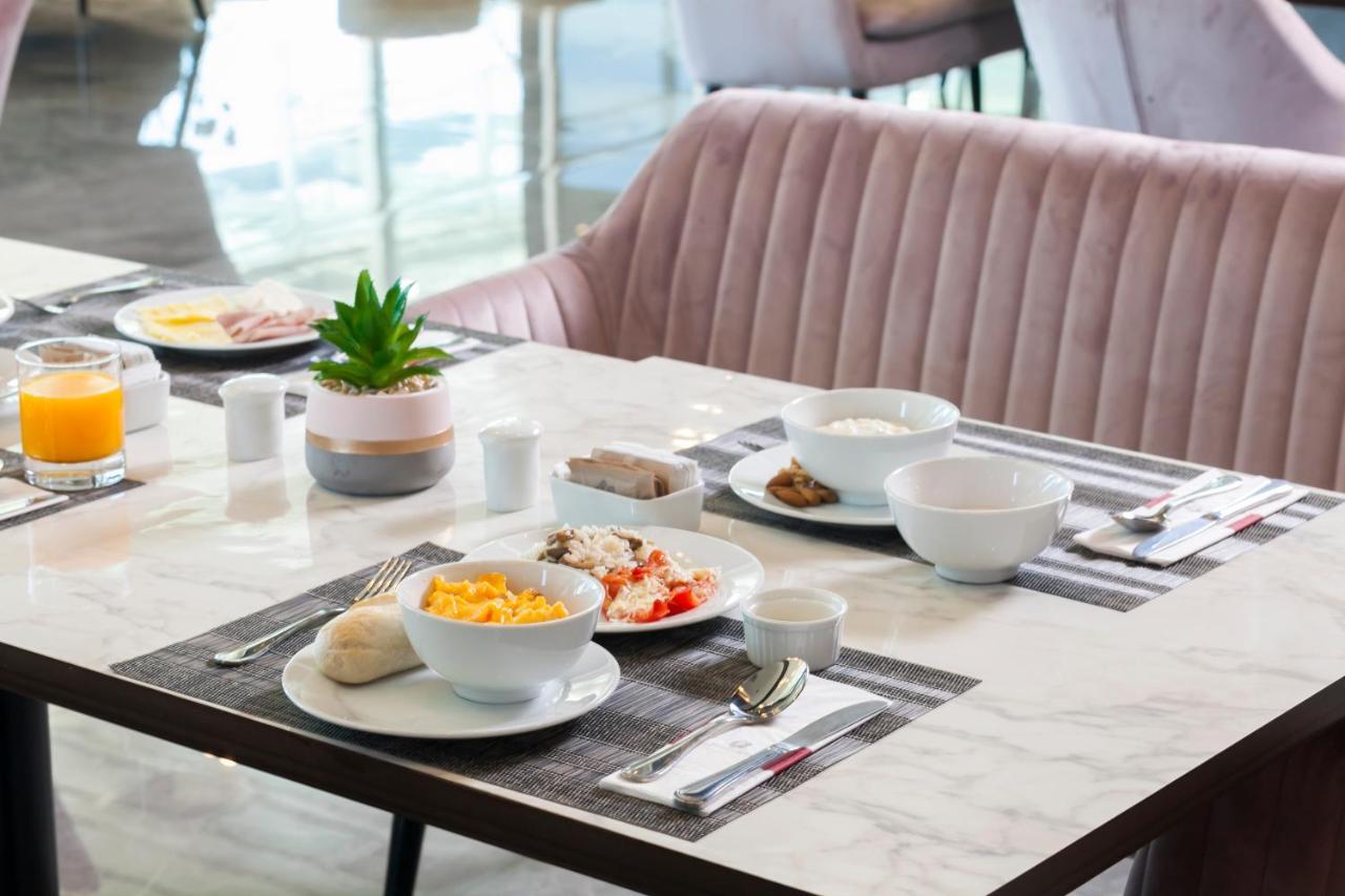 Mds Hotel Chillán Εξωτερικό φωτογραφία A typical breakfast at the airport